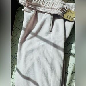 NWT Nike Women's THERMA-FIT MID RISE FLEECE PANTS XS Brand New cozy light pink